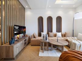 Lux 3 BR Sea View Condo with Pool & Sauna In Marina, מלון בדובאי