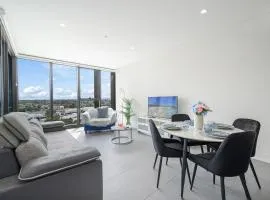 Olympic Park Stylish Apt with Gym Pool great view