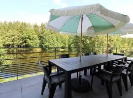 Maison spacieuse au bord d'un étang et face à la nature