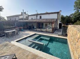 Villa El Molino Blanco, hotel con piscina en Molinos de Raz&oacute;n