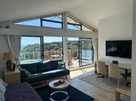 Palm Breeze Getaway-Waiheke Island Resort Premium 95m Villa, hotel in Waiheke Island