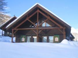 Duplex cosy jusqu'à 6 personnes- chalet des Pléiades - départ skis aux pieds en bordure de piste sans portage - au milieu des fleurs en été - l'autre duplex du chalet est également à nous, hotel a Risoul