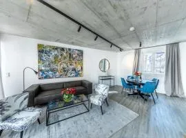 Smile Apartments Art Collection Stein