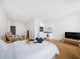 Lovely Private Large Studio with Parking, hotel in Borehamwood