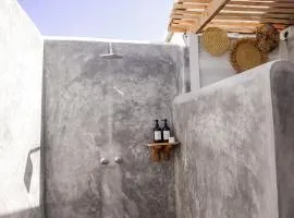 Outdoor bathroom, Outdoor bathtub, bed & kitchen tiny container house
