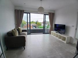 Newly Refurbed 2BD Wraparound Balcony 5km to City, posada u hostería en Dublín