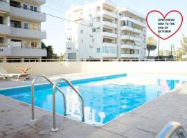 Lazuli Urban Luxury -2 bedroom with Pool, hotel v mestu Larnaka