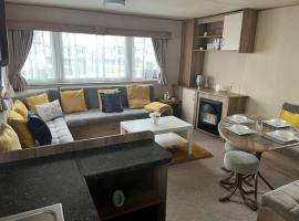 Skegness 3-Bed Caravan Sleeps 8 10 mins to Beach, hotel v destinaci Skegness