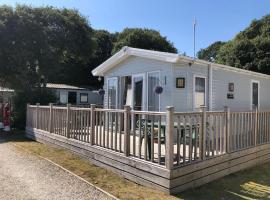 Beautiful Caravan With Decking At Azure Seas Ref 32060Az, Hotel in Lowestoft