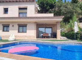 VILLA SOL Y MAR - Modern luxury with pool y sea view，位于罗列特海岸的别墅