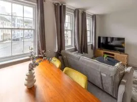 Bright 1 Bed Harbour-side Apartment with Sea Views