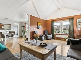 Spacious 3-Bedroom Apartment with Balcony and Free Parking Orkland near Trondheim, hotel que acepta mascotas en Fannrem
