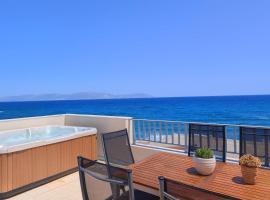 Beachfront Ela Luxury Stay with Jacuzzi & Views, hôtel à Agía Pelagía