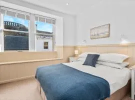 Luxury 3BD Central Apt with Tower & Seaviews