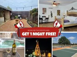Cozy Fredericksburg Retreat Fire Pit & Wineries