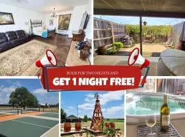 Fredericksburg Retreat Hot Tub & Backyard Escape
