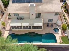 French Country Charm with Pool and Mountain Views, Hotel in Oro Valley