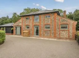 Coach House with Hot Tub in Idyllic Bury St Edmunds