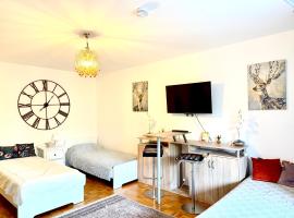 Welcome to Messe! Two-bedroom SmartApartment &Balcony, golf hotel in Hannover