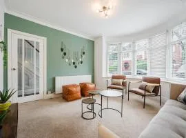 Hilton House - stylish 4-bed with parking