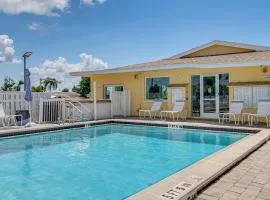 3 Mi to Ft Myers Beach Coastal Home Near LeeTran!