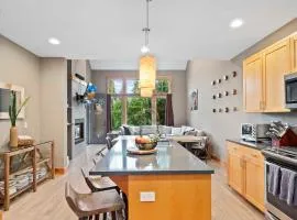 Stylish Suncadia Home Hot Tub Walkable EV Charger