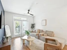 12 Stylish 2B by Top Golf, Yoga Studio, Resort Pool and Gym, Golf Simulator