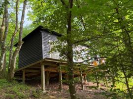 Idylisk primitiv hytte midt i skoven，Them的豪華露營地點