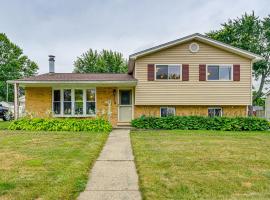 1 Mi to Dtwn Suburban Home with Yard in Owosso, hotel v destinácii Owosso