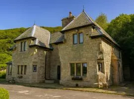 4 Bed Retreat-Sleeps 7-Parking-Garden-Lake Views