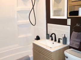 DT Location W Washer and Dryer. Fully Renovated., hotel i Cow Town