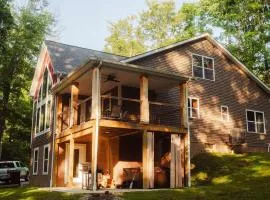 Modern 2 BD cabin with hot tub & Games & Central Loc