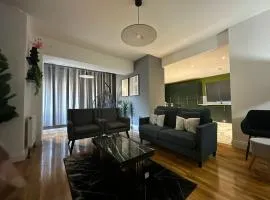 Luxury 5BD, Gym, Parking, Bus to Airport, Sleeps10