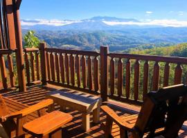 A Natural High - Jaw-Dropping Views, Steamy Hot Tub + Fun Game Nights, hotel i Sevierville