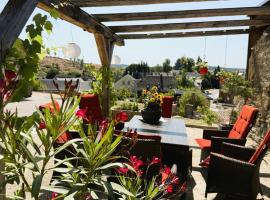 Ferienwohnung im Chaletstil Sonnenidyll 51 qm Wellness Fitness Sauna Bergrödelhof, spa hotel in Feilitzsch