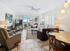 Walk to Beach, Pool & Flagler! Relaxed Condo with Balcony & Full Kitchen