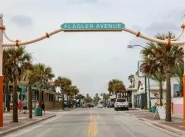 Walk to Beach, Pool & Flagler! Relaxed Condo with Balcony & Full Kitchen