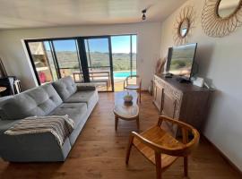 CHACRA CUARZO, Incredible QUARZ CHAKRA in the slopes of Villa Serrana, готель з басейнами у місті Вілья-Серрана