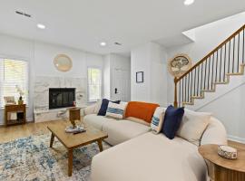 Aubie's Hangout - Walk to Downtown & Campus!, hotel i Auburn