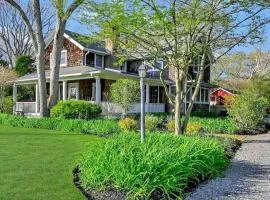 Gorgeous Hamptons Farmhouse - Get the Beach without the Traffic!