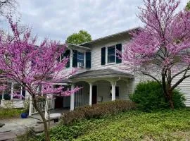 Garden Suite at Twin Oaks Historic Home