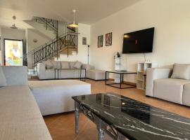 5BDR Modern Beachside Retreat in Einbay l 2nd Row, hotel in Ain Sokhna