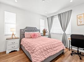 Central Location Cozy Private Bedroom w Bathroom, holiday home in Irvine