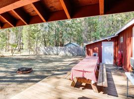 < 2 Mi to Trinity Lake: NorCal Getaway w/ BBQ, khách sạn ở Trinity Center