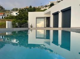 Sun Temple by Madeira Holiday Rentals, hotel i Ribeira Brava