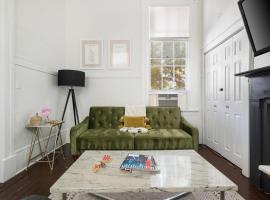 Steps to King! - Dreamy Stay for Curious Explorers，位于查尔斯顿的酒店
