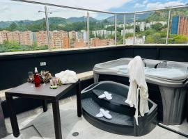 Hotel Living 35 Suites, hotel with hot tubs in Medellín