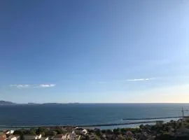 Superbe terrasse avec vue panoramique sur la mer
