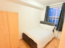 The settle Nest- Bright Semi Double room for 2ppl with shared bathroom-10 minutes to Aldgate East Station, close to central London,