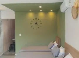 Studio no centro, a 50m da delegacia